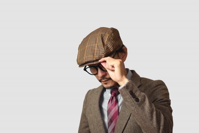 ハンチングを被る男性